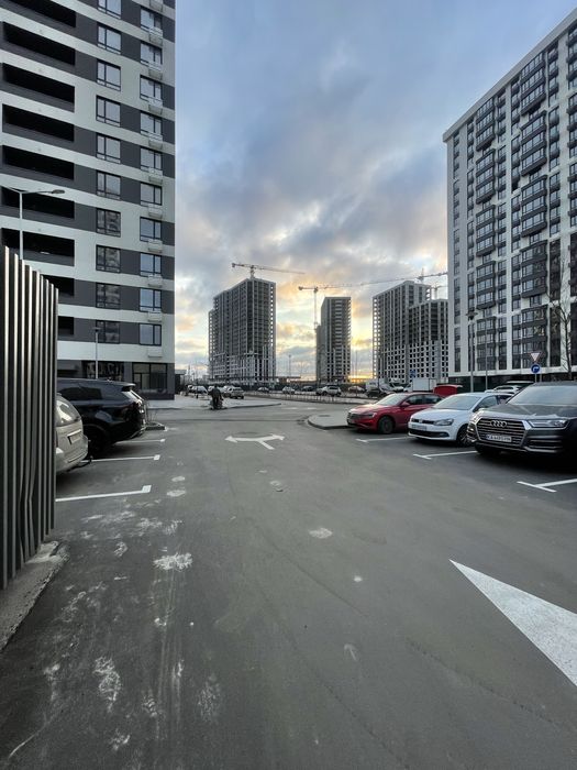 Оренда паркомісць на 1- ому поверсі .Варшавський 3. В.Змієнка 32