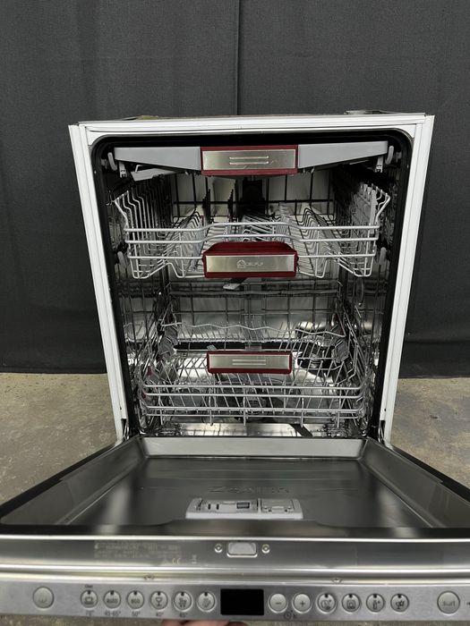 Вбудована посудомийна машина Neff з проекцією