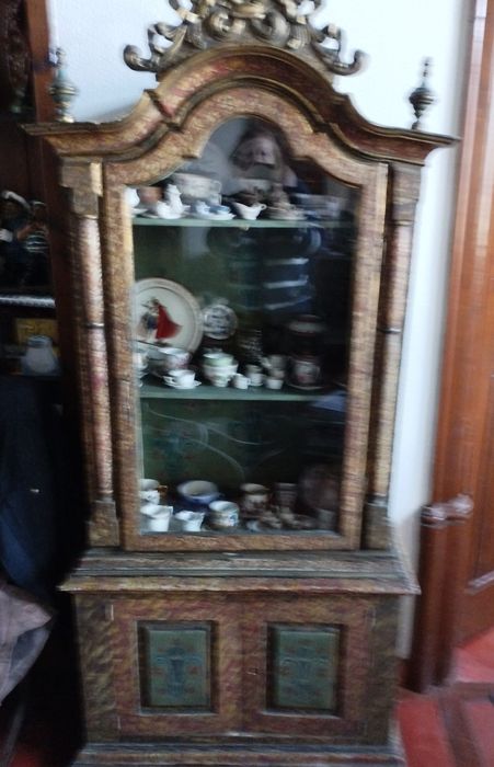 Cristaleira antiga com vitrina – Estilo barroco, madeira e vidro