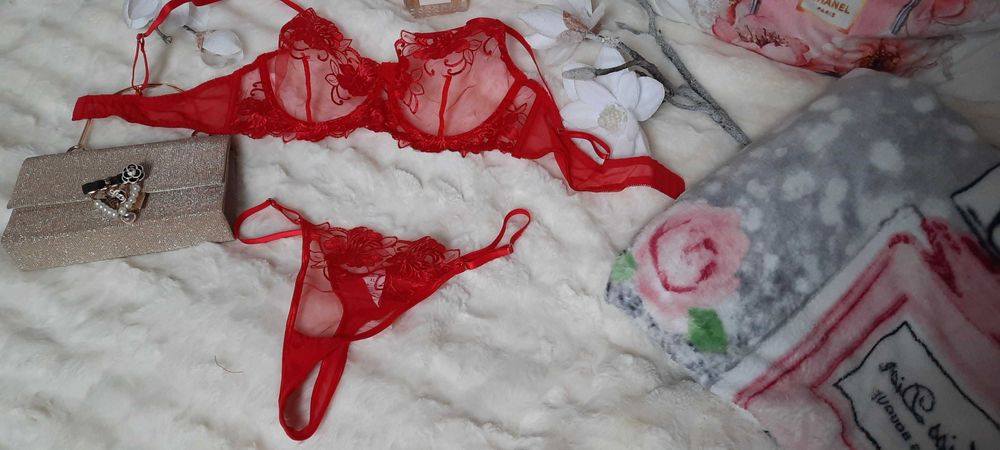 komplet bielizny czerwony różany stanik stringi