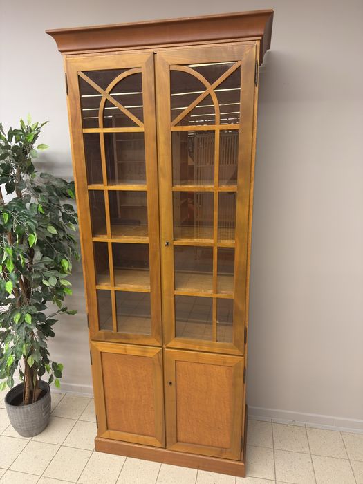 Ładna stylowa witryna biblioteka dowóz wysyłka