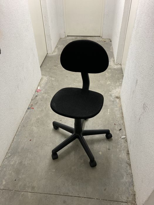 Cadeira escritorio preta