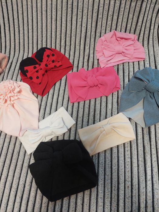 Величезний пакет одягу для дівчинки.