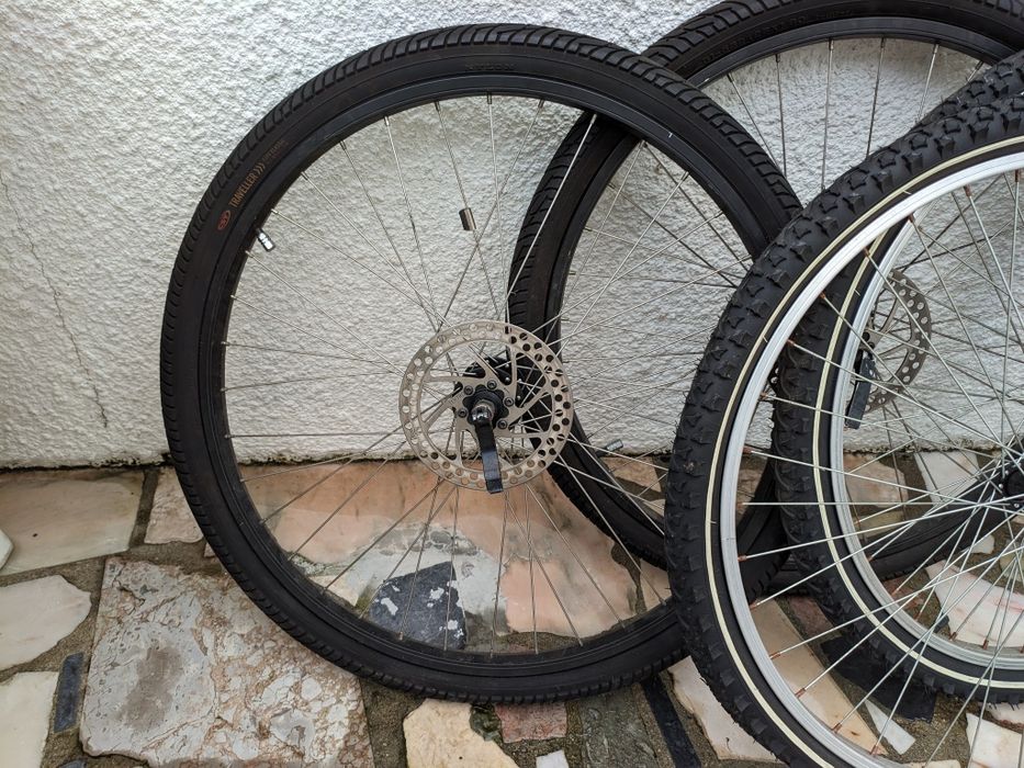 Rodas e pneus de bicicleta variados