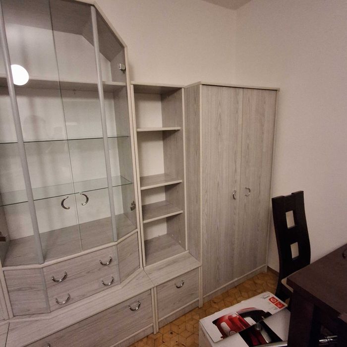 Regał szary , segment z witryną