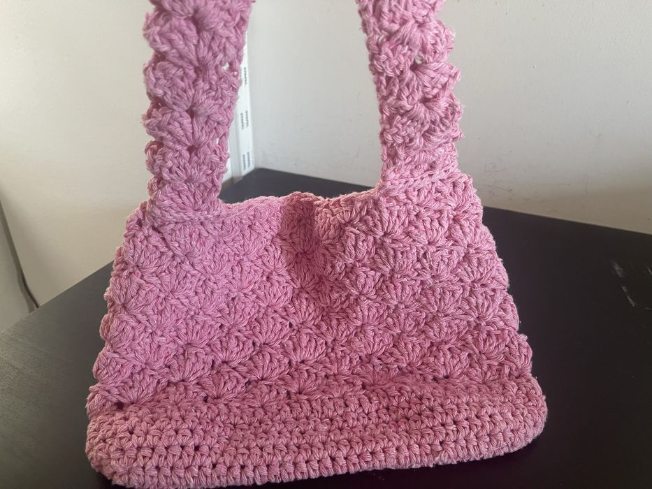 Mala em croché cor de rosa