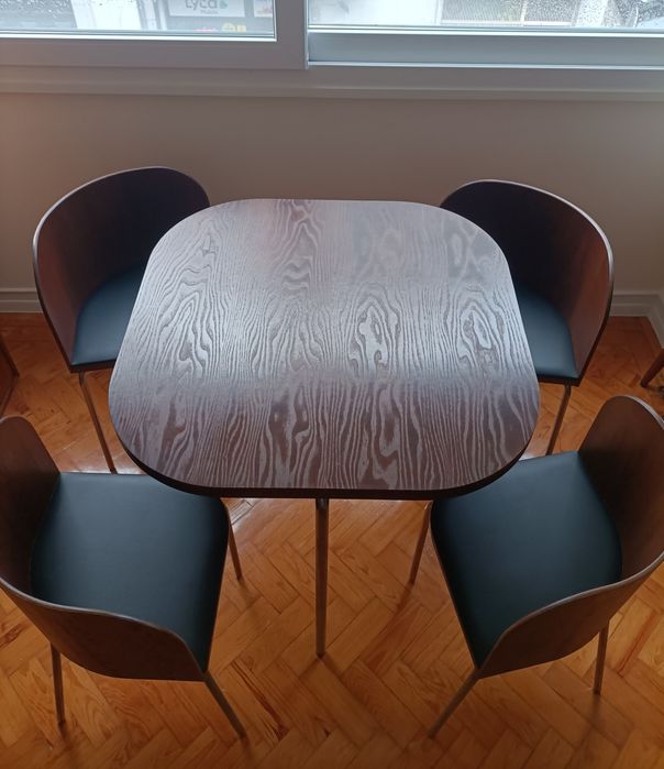 Mesa e cadeiras design nórdico