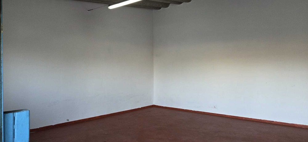 Armazém 70m2 para Arrumos