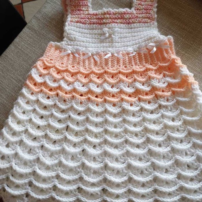 Sukienka robioną na szydełku dla dziewczynki