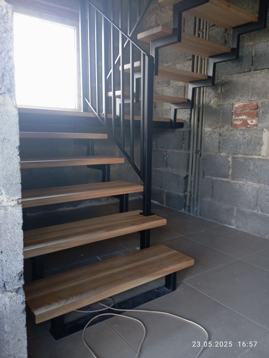 Schody, balustrady na konstrukcji metalowej, stalowej