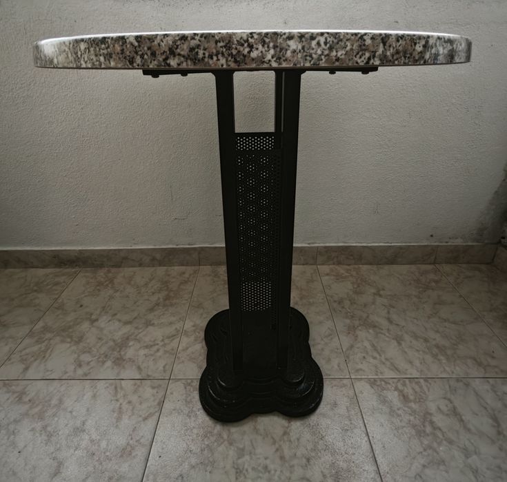 Mesa Com Tampo em Pedra e 2 Cadeiras