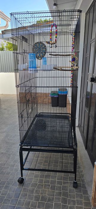Gaiola grande com brinquedos