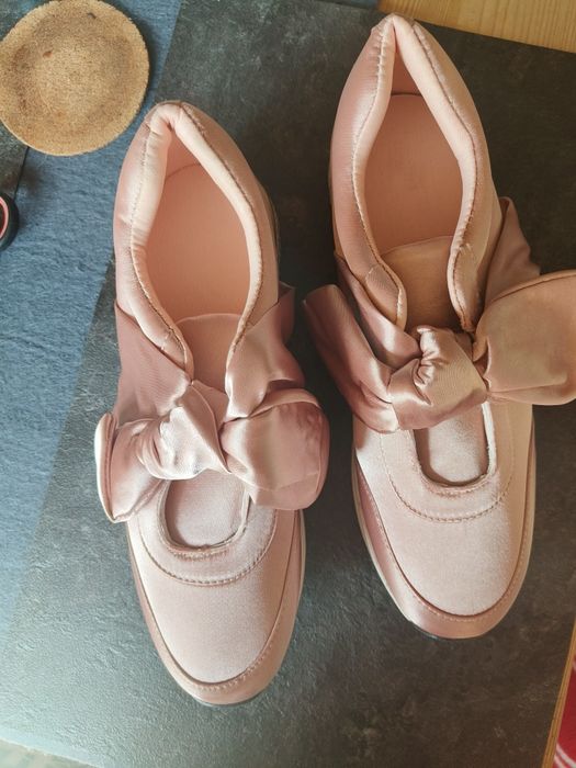 Piękne nowe adidasy w kolorze brudnego różu