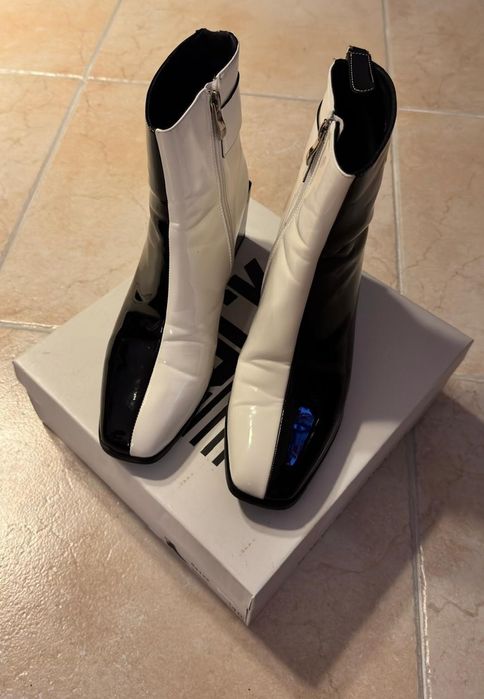 Botins pretos e brancos