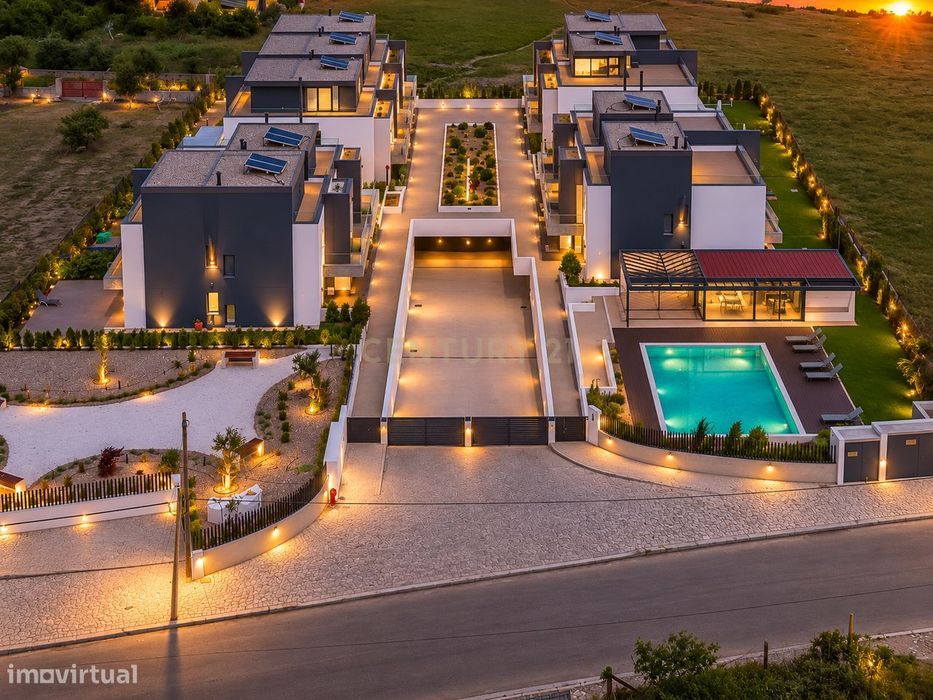 Moradia T4 em Condomínio Privado | Piscina | 6WC | Jardim | Terraço |