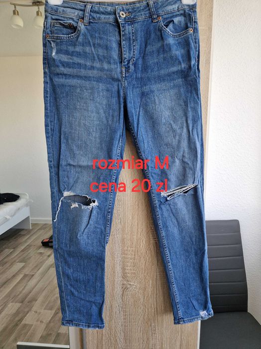 Jeansy z przetarciami na kolanach