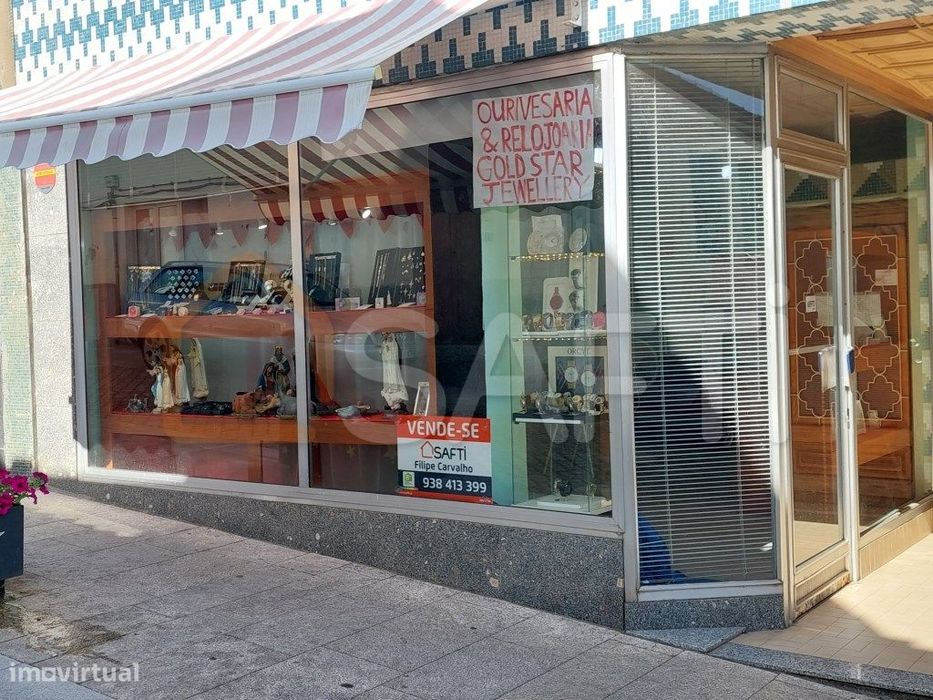 Loja no R/c e cave com 103,25 m2.