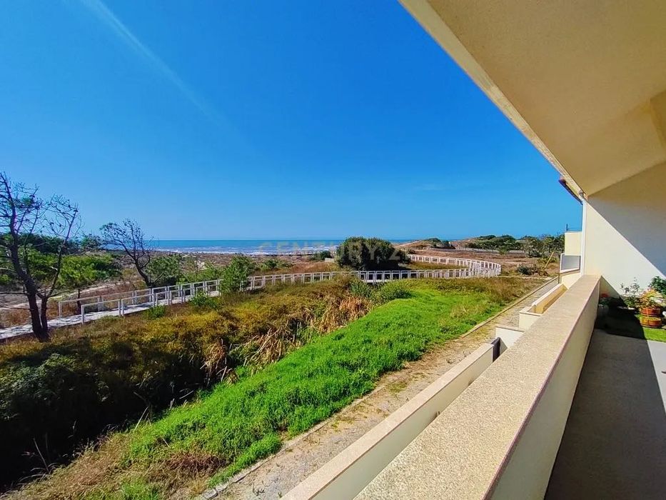 Moradia T3 - Totalmente remodelada - 1ª linha de Praia