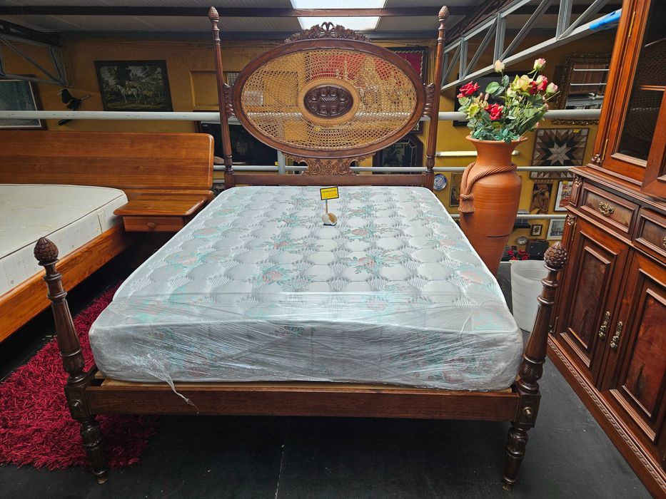 Excelente cama antiga em madeira com cabeceira em pelhinha mais estrado e colchão - óptimo estado geral