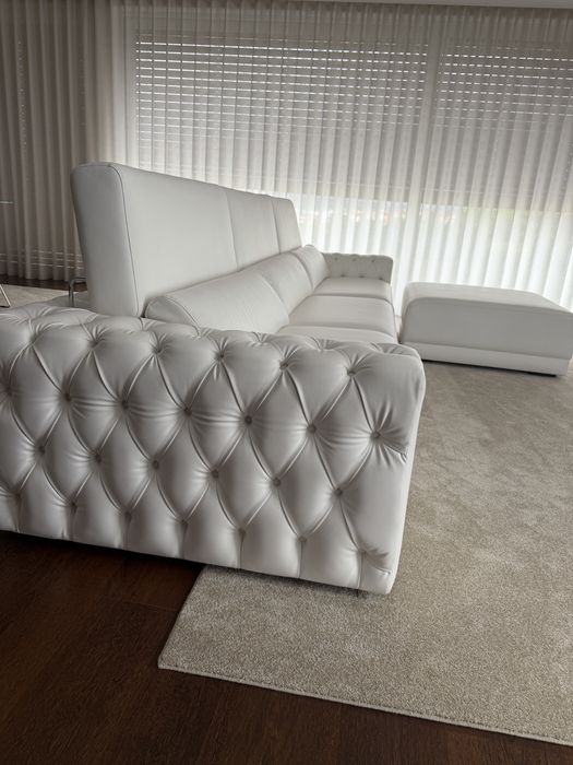 Sofá de Luxo Branco – Design Moderno c/ Capitonê e Puff Independente