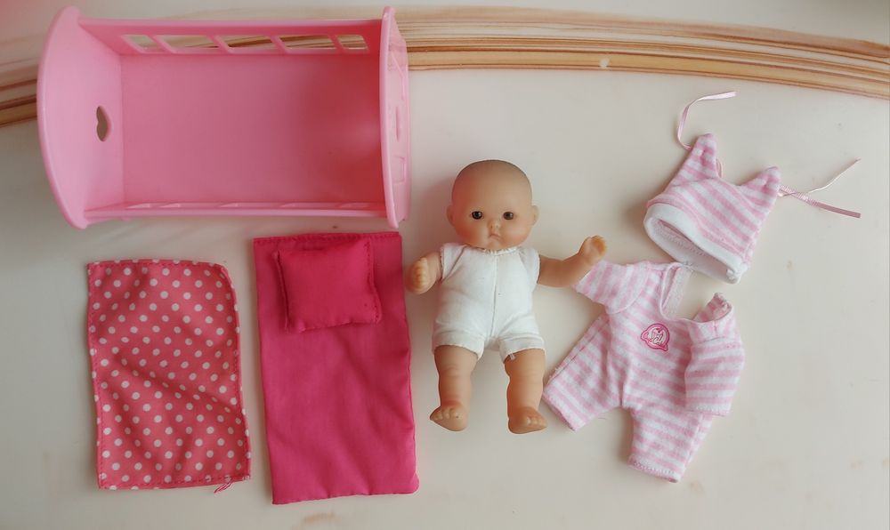 Пупсик с кроватью колыбелькой