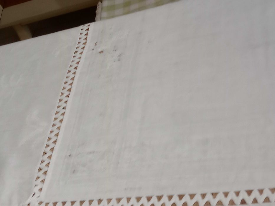 Toalha secular, em tecido Damasco, com entremeio, 2,5 X 1,5 metro
