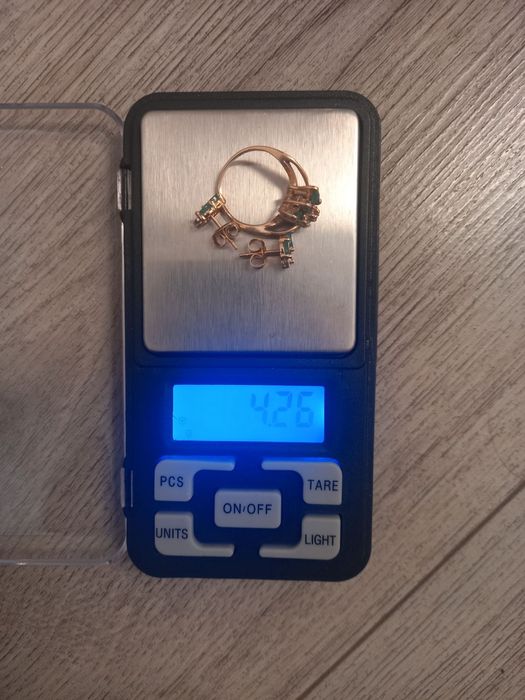 Золотое кольцо и пуссеты с изумрудами и бриллиантами