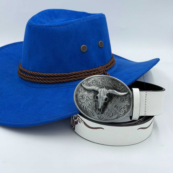 Kapelusz kowbojski i biały pas metalowa klamra, cowboy byk czaszka