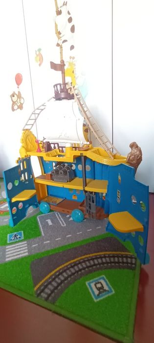 Colossal Sea Vessel from the "Jake and the Never Land Pirates" Series64750799226114121