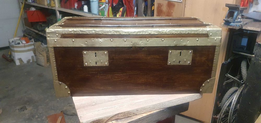 Stara skrzynia z czasów PRL po regeneracji