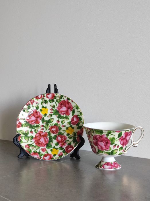 Filiżanka z Spodkiem w Klasycznym Wzorze Różanym - Idealna do Herbaty