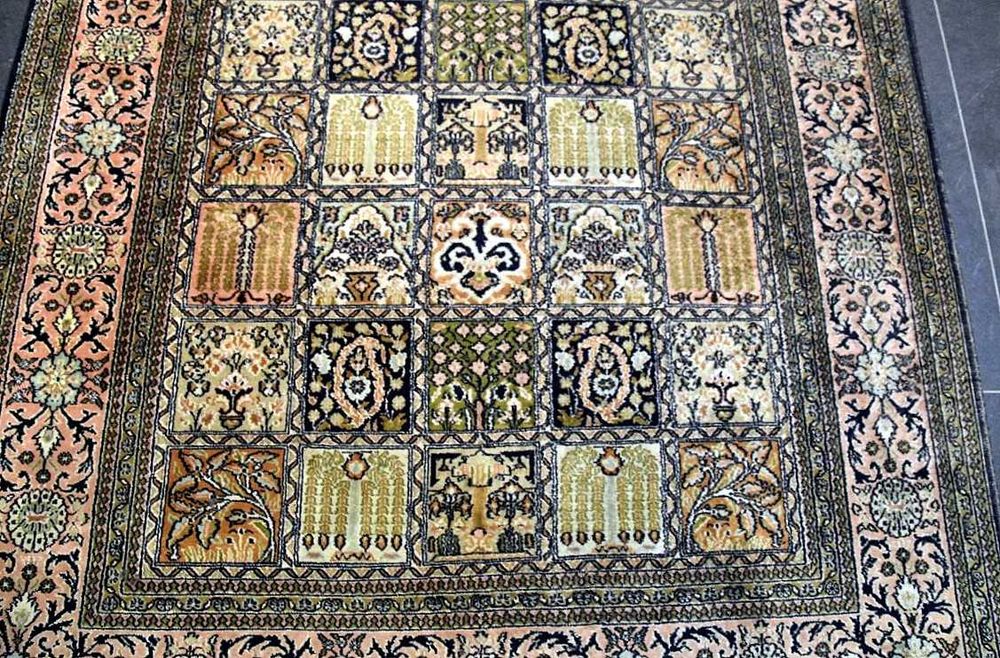 Tapete Oriental de SEDA DE CAXEMIRA, feito à mão com seda natural sobre urdidura de algodão, 195cm x 130cm