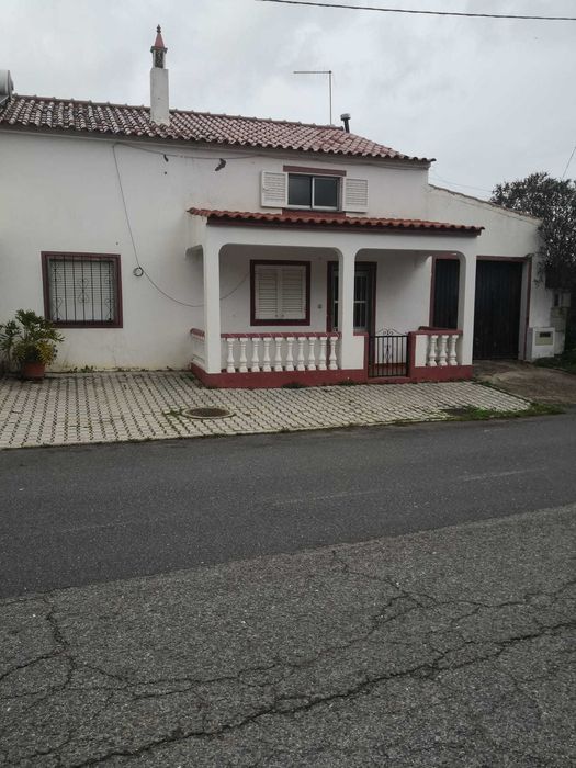 Aluga se casa r/c  t3