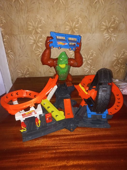 Трек Hot Wheels "Атака токсичной гориллы