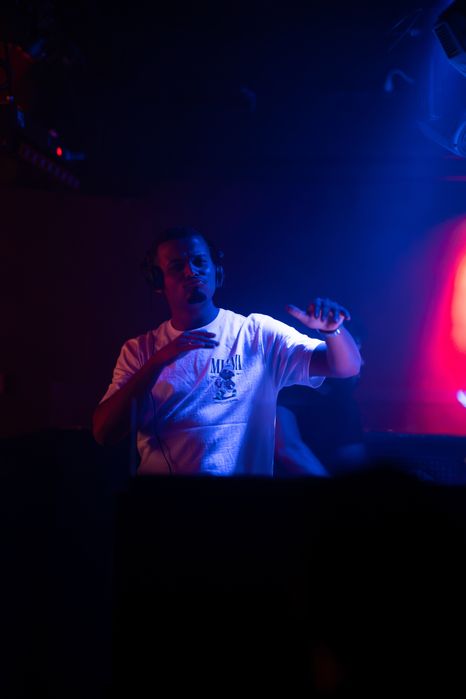 DJ de musica eletrônica