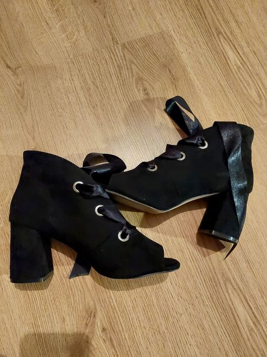 Zamszowe buty na obcasie
