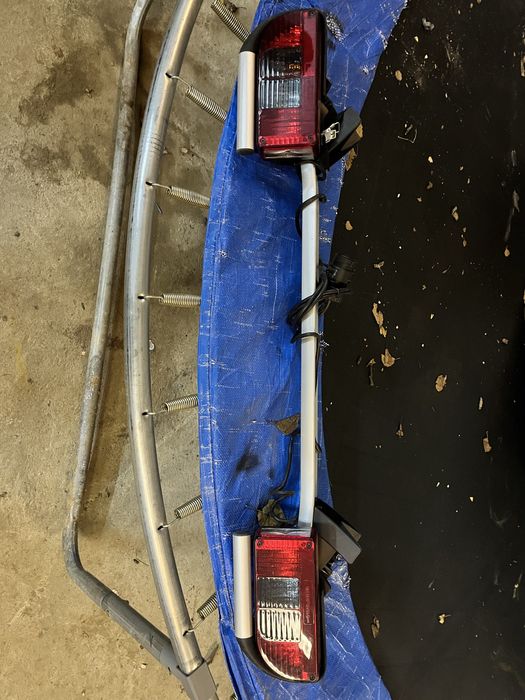 Стопи на планці з дугами для причіпа