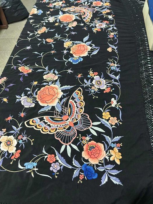 Xale antigo em seda pura – Bordado artesanal – Peça de coleção