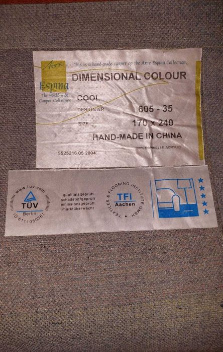 Tapete em tons quentes e com relevos