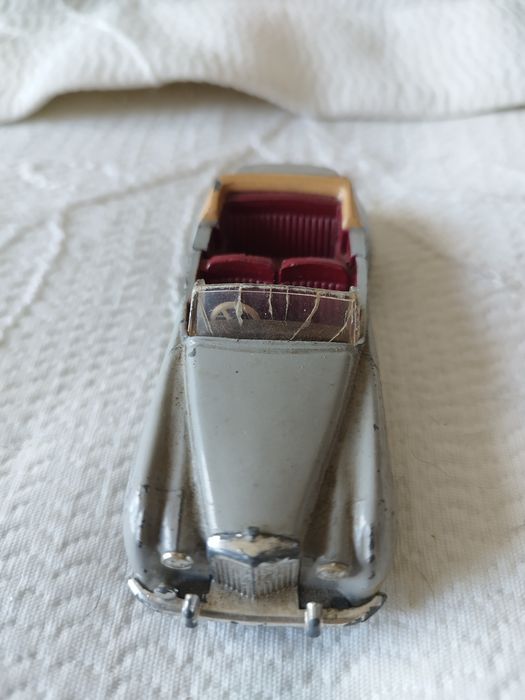Miniatura do Bentley S2 da Dinky Toys (referência 194), fabricado em Inglaterra. Escala 1/43.