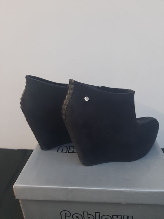 Botins em camurça com cunha 36