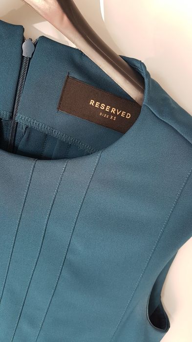 Sukienka morska plisowana Reserved