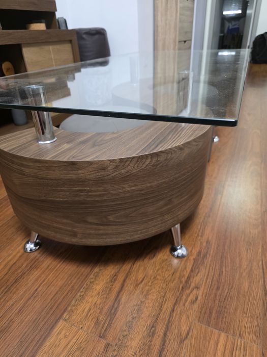 Mesa madeira e vidro com pufes