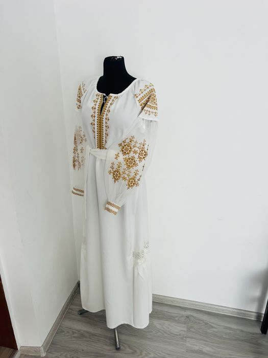 Стильні вишиті сукні