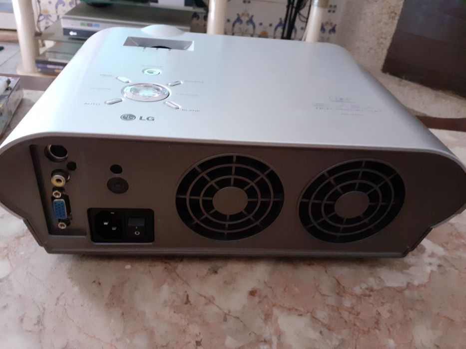Progetor LG com cabos