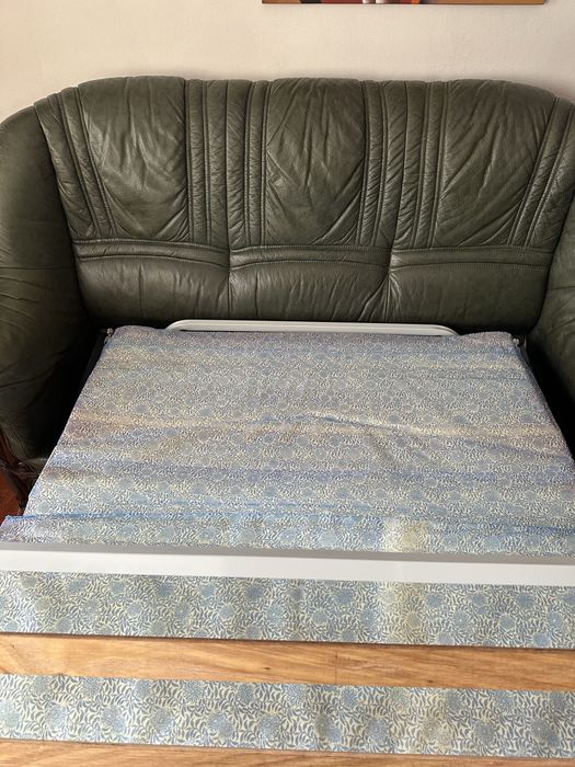 Sofá em pele genuina verde com cama fabricado em Paços de Ferreira