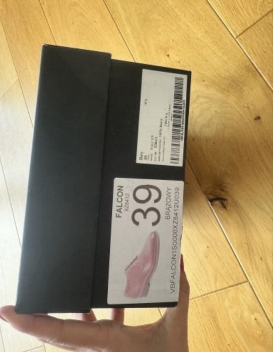 Eleganckie skórzane buty typu derby r. 39 Vistula Nowe