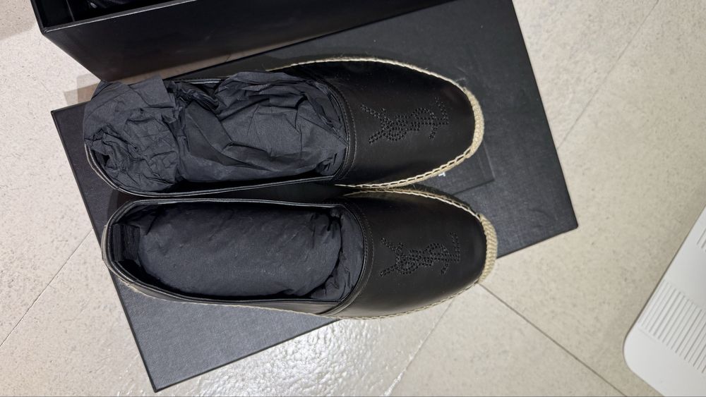 Нові шкіряні еспадрільї з рельєфним логотипом ysl