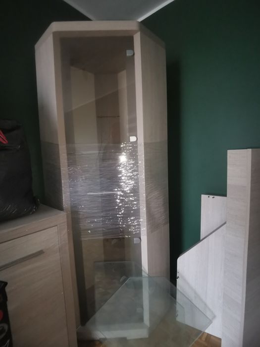 Szafa z szybą i półkami szklanymi led