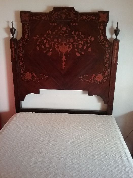 Cama estilo D. Maria de alçado com embutidos antiga